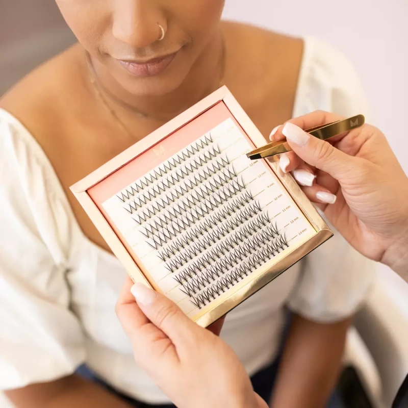 Limitowana Edycja | Master Box V-Lashes Revolution | Zestaw 2 rodzajów kępek rzęs do makijażu, zdjęcie stylizowane