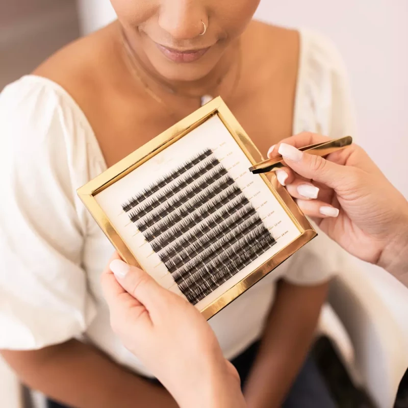 Master Box V-Lashes Divine | Zestaw kępek rzęs do makijażu, zdjęcie stylizowane