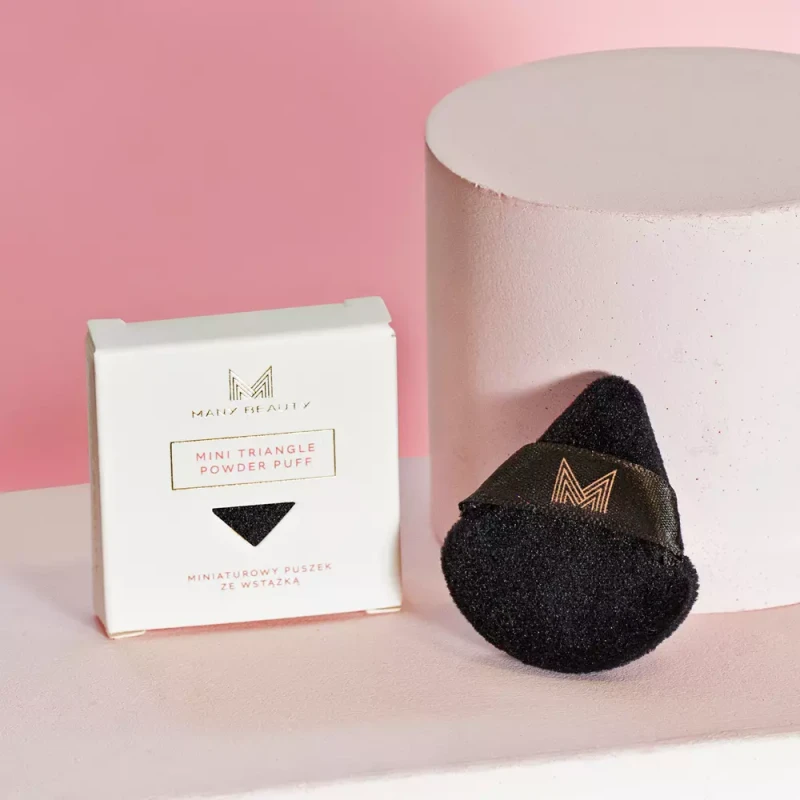 Mini Triangle Powder Puff | miniaturowy puszek ze wstążką, zdjęcie stylizowane