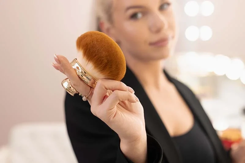 Body Brush - duży pędzel do ciała z akrylowym stojakiem | Model No. 1, zdjęcie stylizowane