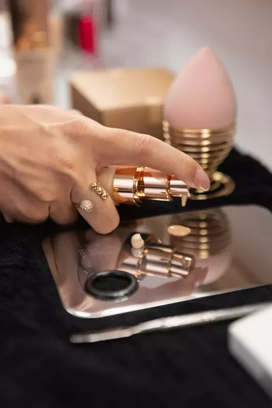 Paletka do mieszania | metalowa tacka ze szpatułką od Many Beauty | prostokątna, zdjęcie stylizowane